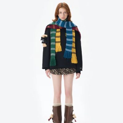 Harry Potter × 13DE MARZO Hogwarts Four Houses Bear Scarf Sweater Black front view