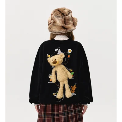 13DE MARZO Matthew Langille Bear Travel Sweater Black