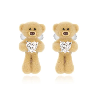 13DE MARZO Bear Hug Heart Ear Stud