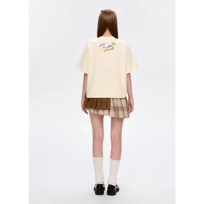 13DE MARZO Holiday Friends T-Shirt Beige - Image 4