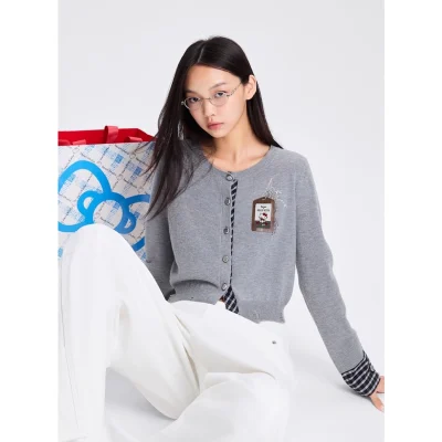 REVAN x Hello Kitty Badge Knit Cropped Cardigan Grey - Image 4